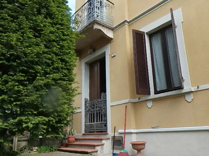 Villa singola in stile Liberty in centro a Suzzara — Suzzara (MN)