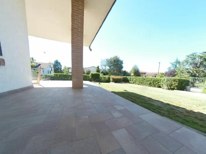 Villa ad angolo con garage e taverna a Gonzaga — Gonzaga (MN)