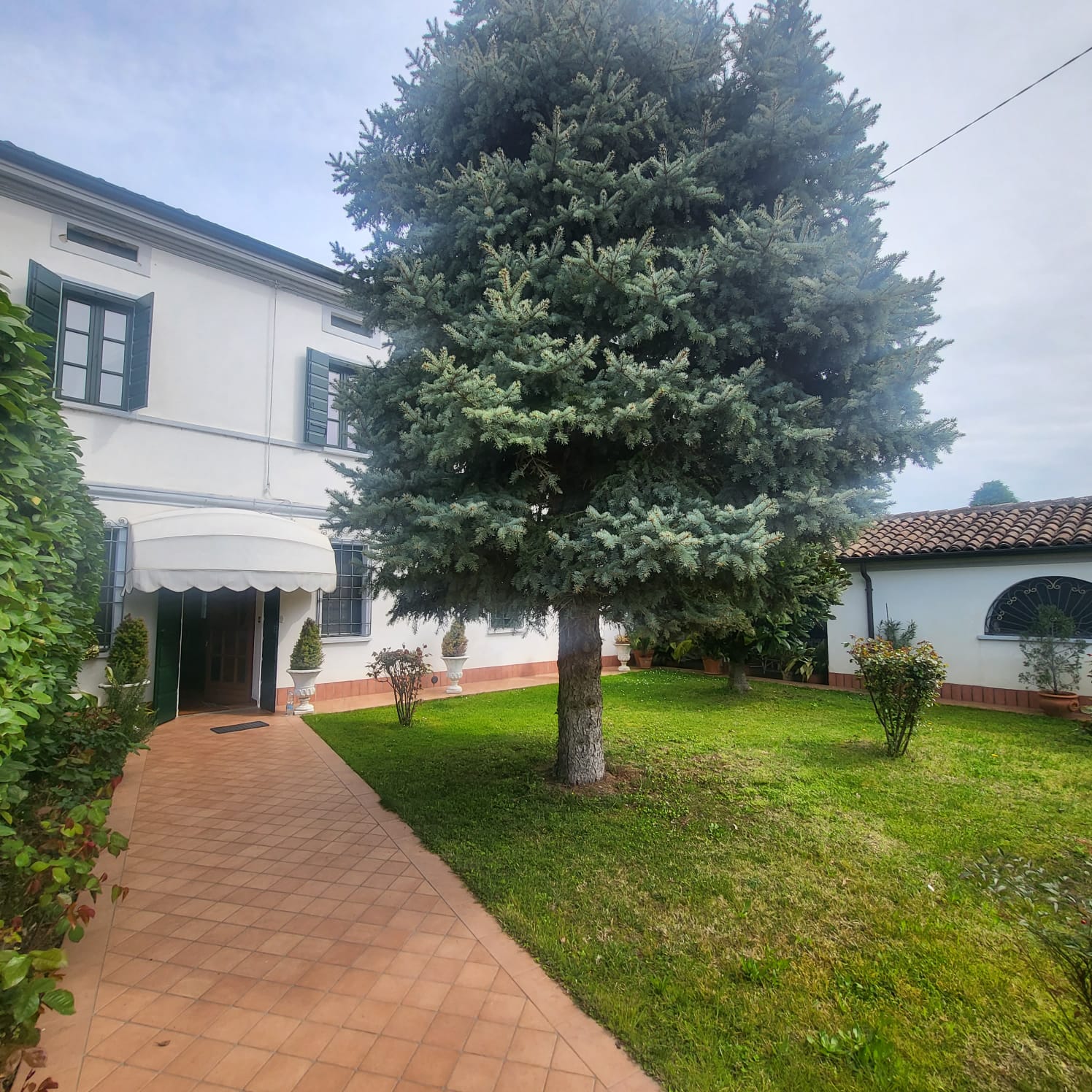 Casa colonica con 6000 mq di terra, in frazione di Suzzara