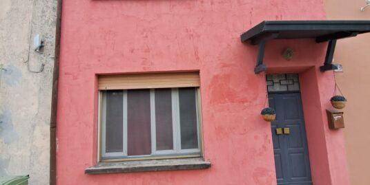 Casa semindipendente con rustici, giardino e garage