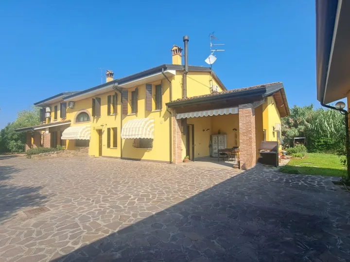 Elegante Casa di corte con 6000 mq di parco a Suzzara — Suzzara (MN)