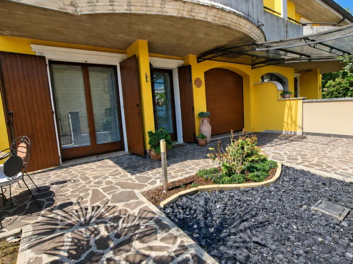 Villa Bifamigliare del 2012 a Suzzara — Suzzara (MN)